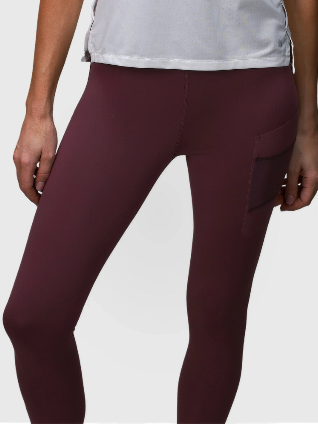 Close-up of plum Court Legging by MUEV featuring side pocket, designed for padel and pickleball apparel