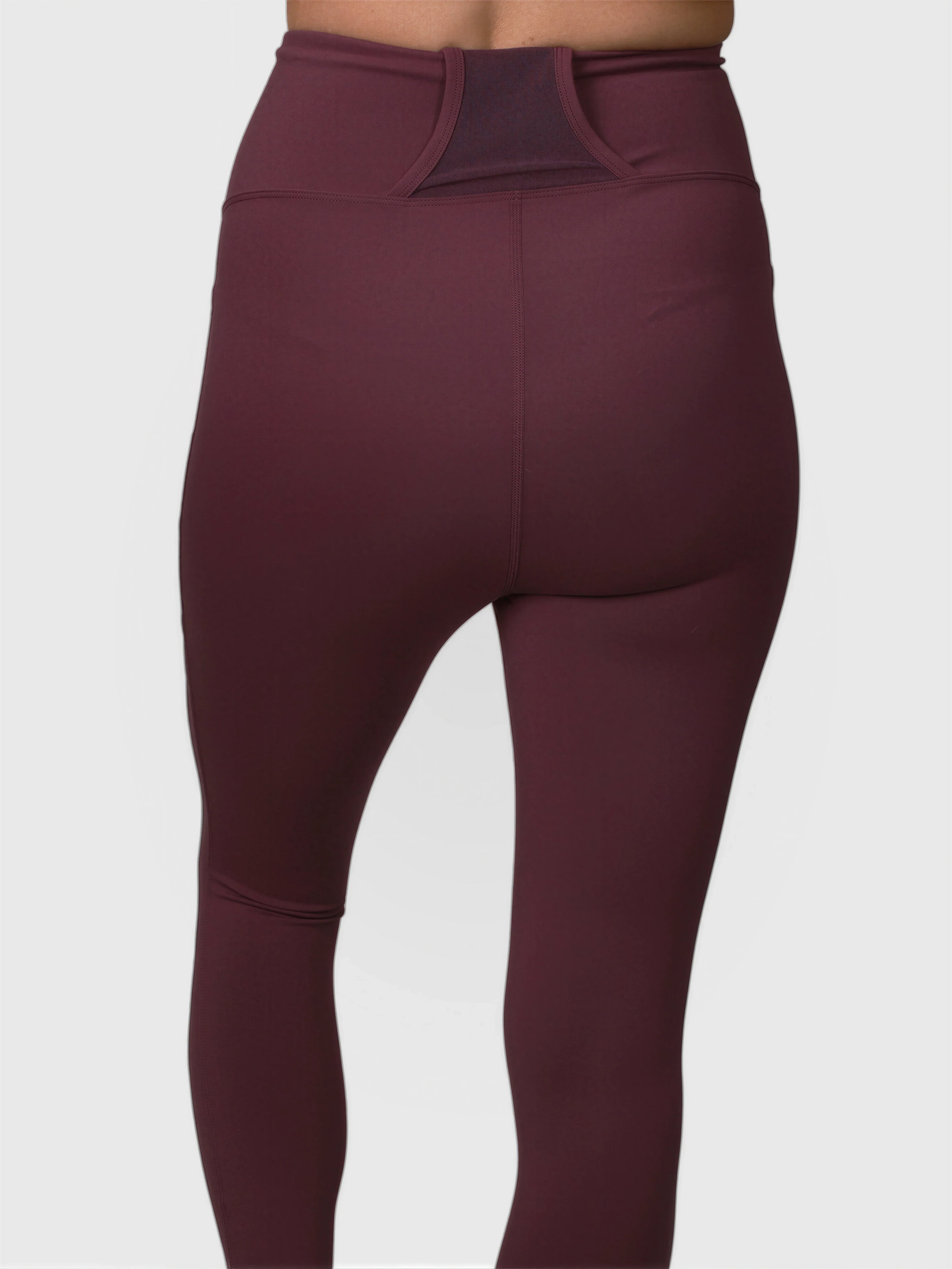 Back view of plum Court Legging by MUEV with high waistband, designed for padel and pickleball apparel