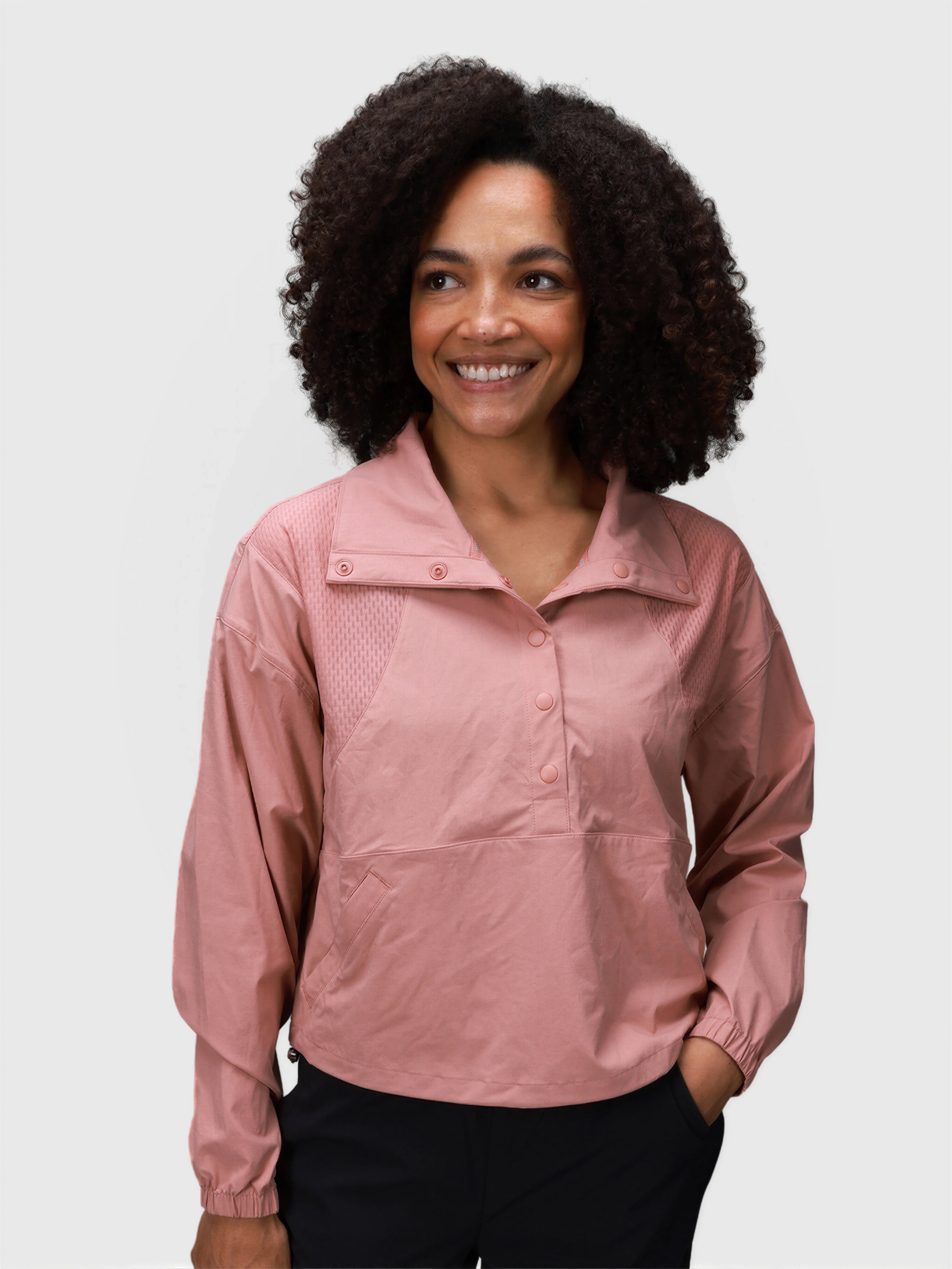 Woman wearing dusty pink E Sas Crop Jacket by MUEV designed as padel and pickleball apparel