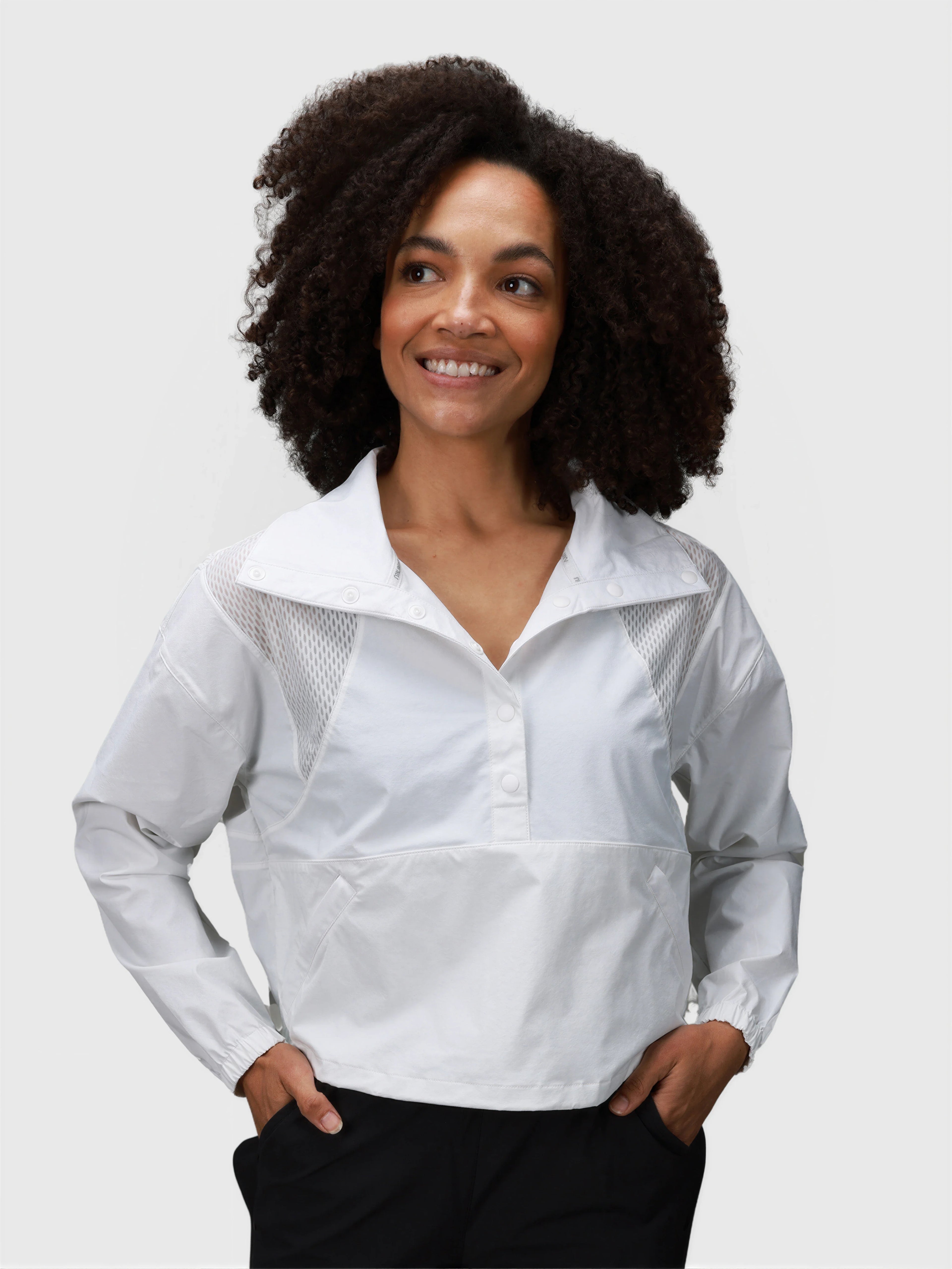 Woman wearing white E Sas Crop Jacket by MUEV designed for padel and pickleball apparel